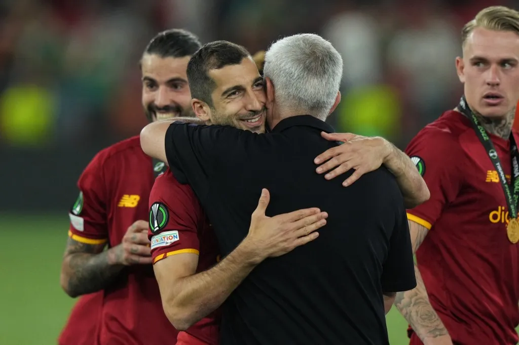 Jose Mourinho Head Coach of AS Roma and Henrikh Mkhitaryan celebrate after winning the UEFA Conference League Final match between AS Roma and Feyenoord at Arena Kombetare, Tirana, Albania on 25 May 2022. (Photo by Giuseppe Maffia/NurPhoto) (Photo by Giuseppe Maffia / NurPhoto via AFP)