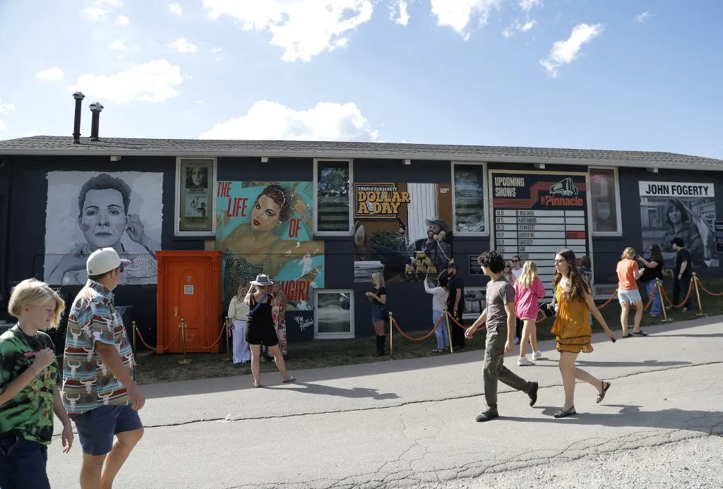 NASHVILLE, TENNESSEE - OCTOBER 05: Fans attend Taylor Swift's "The Life Of A Show Girl" Orange Door Pop-Up at Grimey's on October 05, 2025 in Nashville, Tennessee. Tibrina Hobson/Getty Images/AFP (Photo by Tibrina Hobson / GETTY IMAGES NORTH AMERICA / Getty Images via AFP)