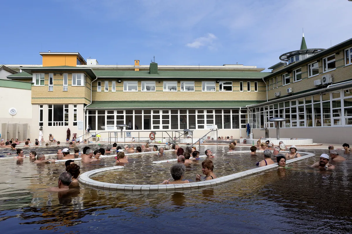 A magyar gyógyfürdők a múlt hagyományait és a jelen lehetőségeit egyesítik — gyógyítanak, munkahelyet teremtenek és élményt adnak.
