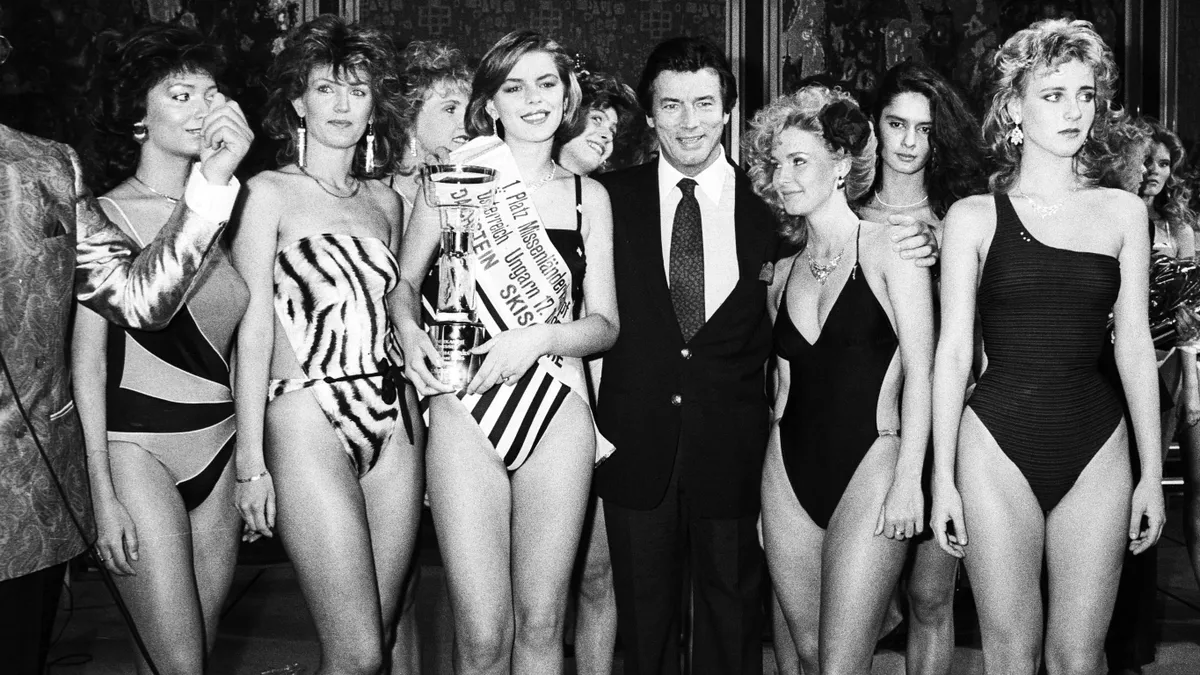 1985szépségversenyMolnárCsilla, Molnár Csilla, szépségverseny, 1985, Hungarian misses posing with French actor, Piere Brice, after winning the first ever "National-Team-Beauty-Contest" versus Austria by 315 to 294 points in Vienna on December 18th 1985. Left to Brice Miss Hungary Csilla Molnar. (Photo by ROBERT JAGER / APA-PictureDesk via AFP)