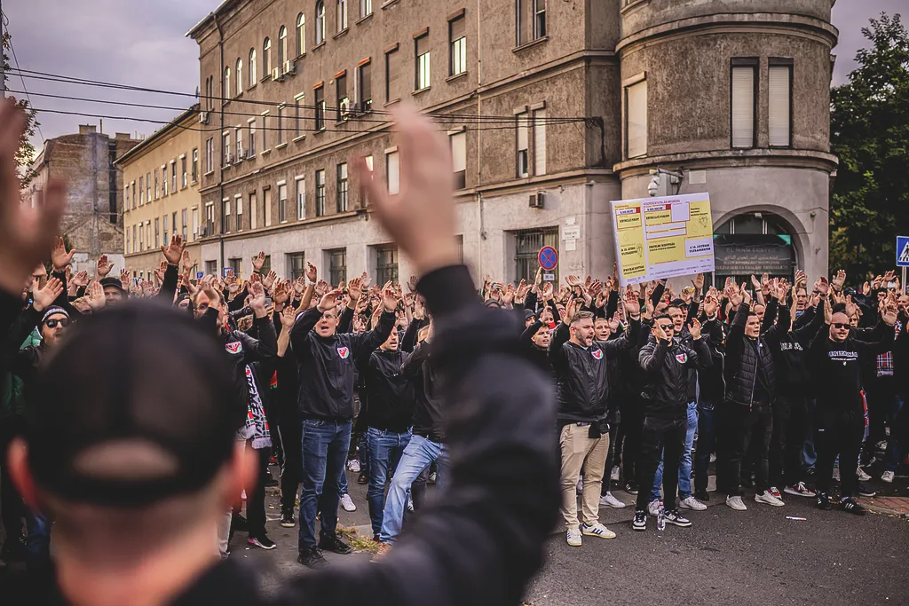 Magyarország–Örményország világbajnoki selejtező, labdarúgás, foci, futball, Magyar labdarúgó-válogatott, Puskás Aréna, 2025. 10. 11.
Szurkolók vonulnak