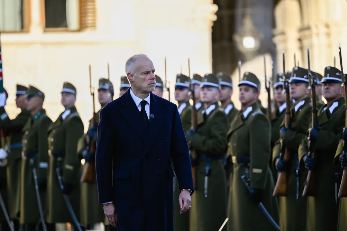 Budapest, 2025. október 6.
Szalay-Bobrovniczky Kristóf honvédelmi miniszter a katonai díszegység előtt, mielőtt katonai tiszteletadással ünnepélyesen felvonják, majd félárbócra engedik a nemzeti lobogót az aradi vértanúk kivégzésének 176. évfordulóján az Országház előtti Kossuth Lajos téren 2025. október 6-án.
MTI/Hegedüs Róbert