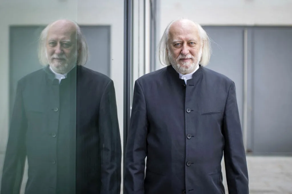This photo taken on July 26, 2021 shows Hungarian writer Laszlo Krasznahorkai posing for a photo in Salzburg, on the occasion of the presentation of the Austrian State Prize for European Literature 2021. Hungarian writer Laszlo Krasznahorkai, who won the 2025 Nobel Prize in Literature on October 9, 2025, has been described as the postmodern "master of the apocalypse". (Photo by Leo NEUMAYR / APA / AFP) / Austria OUT