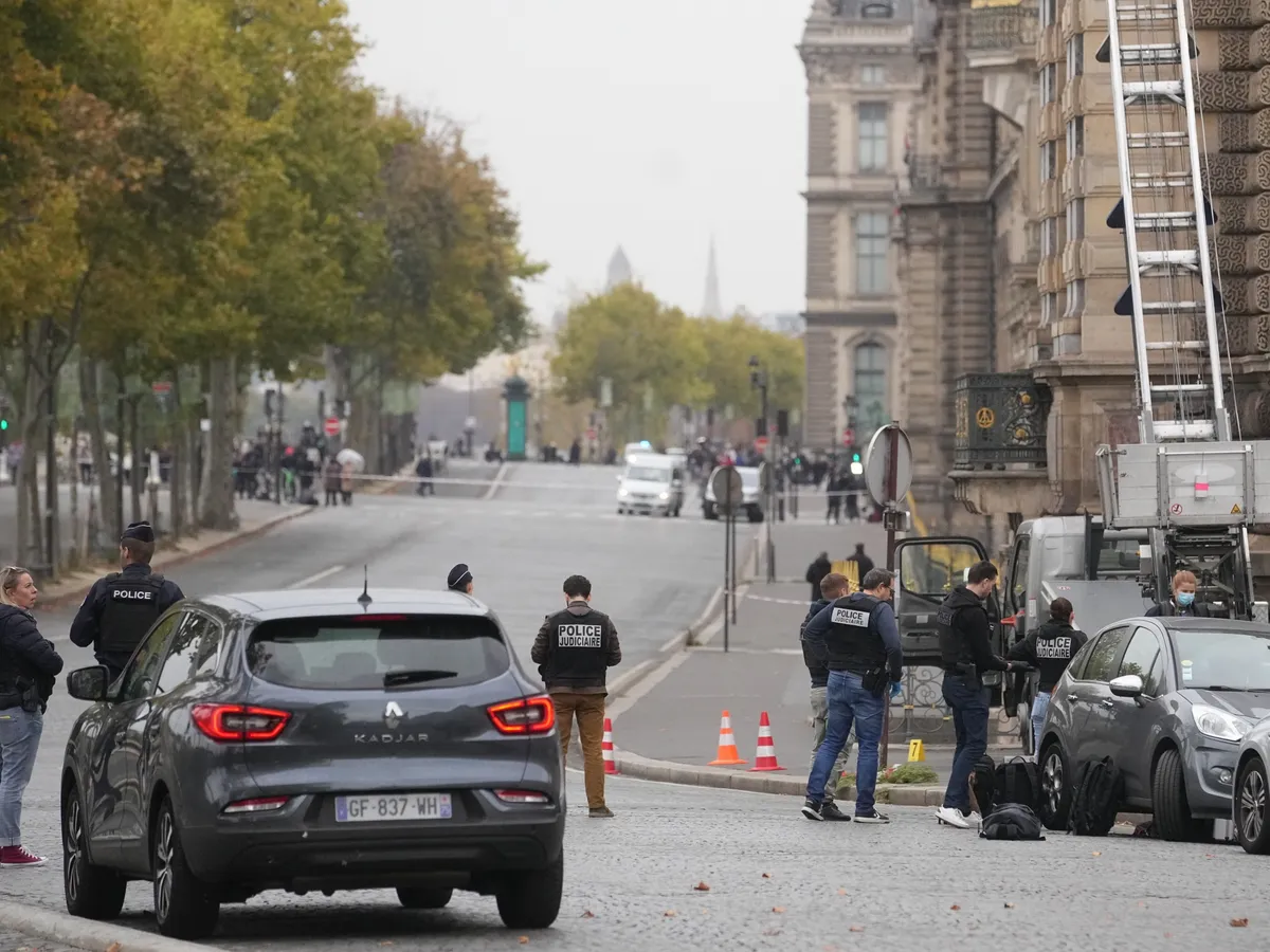 Ékszerlopás a párizsi Louvre-ból, Párizs, Louvre, lopás, ékszerlopásLouvre, 2025.10.19.