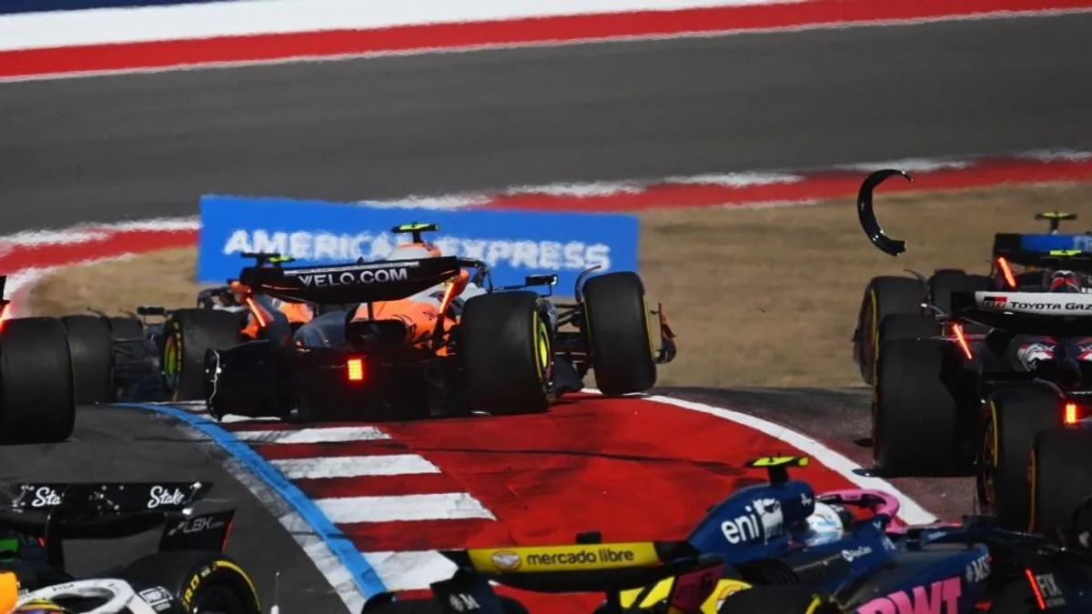 Brutális tömegbaleset: a McLaren pilótái már a sprintfutam elején kiestek – ÉLŐ