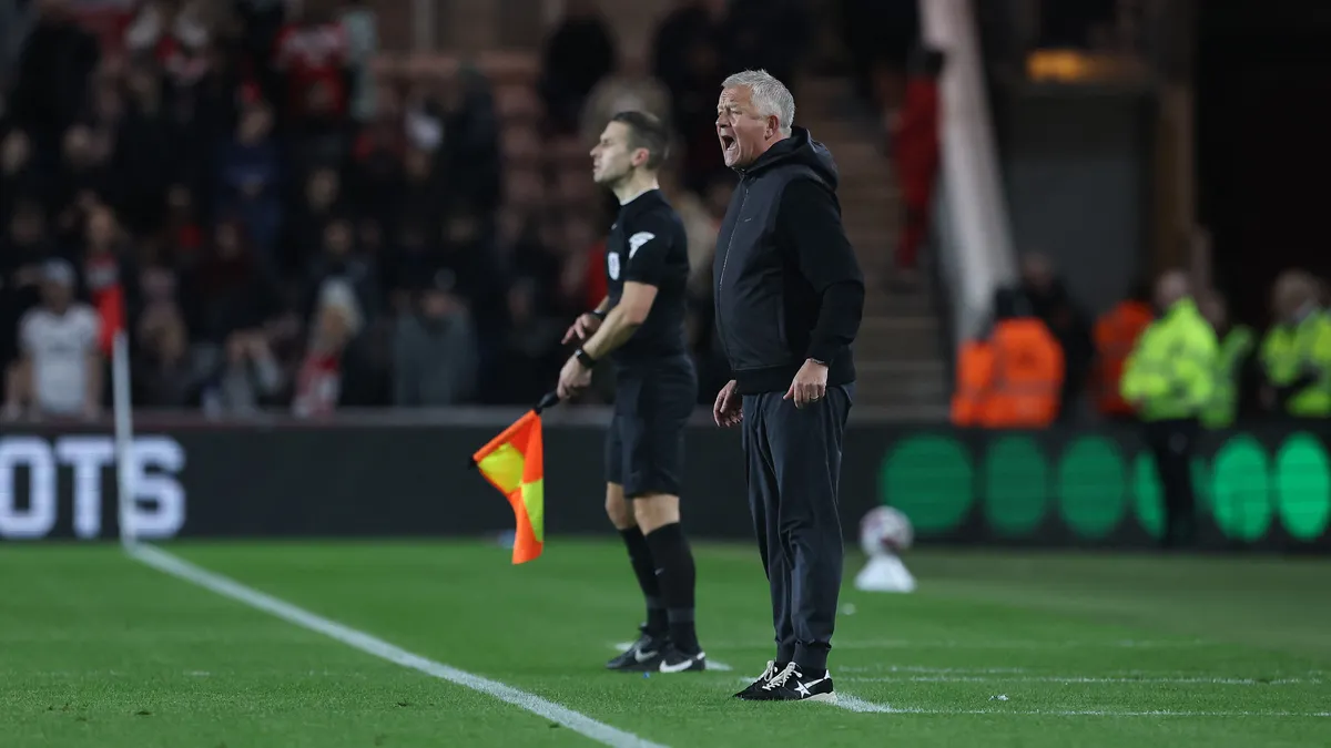 Chris Wilder dühében a saját szurkolóját rúgta meg a labdával