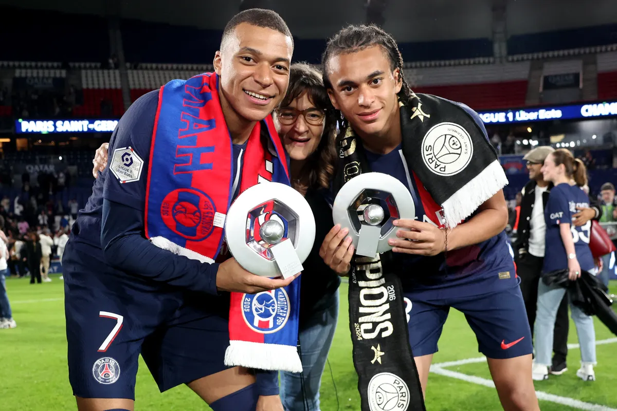 A két fivér, Kylian Mbappé és Ethan Mbappé az édesanyjukkal közösen még a PSG-nél töltött időkből
