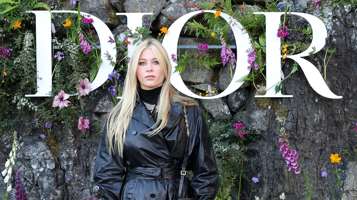 Claudia Schiffer lánya, Clementine dögös cowboy szettben pózolt, és megdöbbentően hasonlít ikonikus édesanyjára.