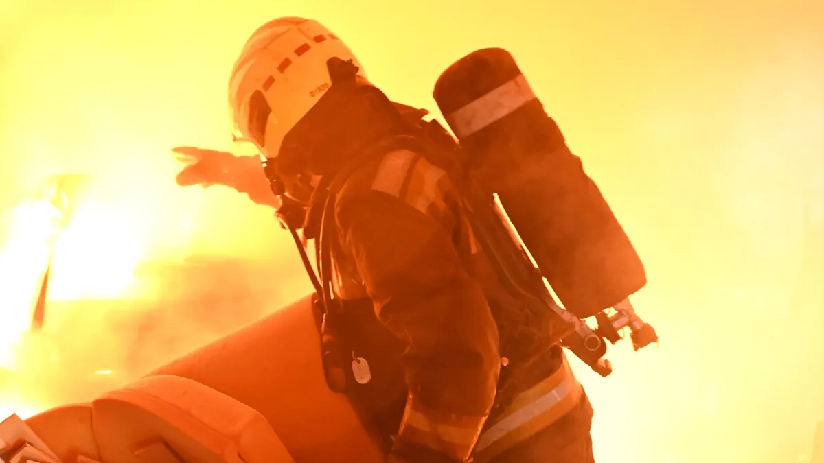 Negyven tűzoltó birkózott meg a karácsonyi vásár mellett fellobbant brutális belvárosi tűzzel – videó