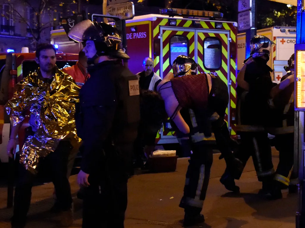 2015-öspárizsiterrortámadás, 2015-ös párizsi terrortámadás, Párizs, 2015, terrortámadás, 
Rescue workers evacuate a woman near the Bataclan concert hall in central Paris, on November 13, 2015. A number of people were killed and others injured in a series 
