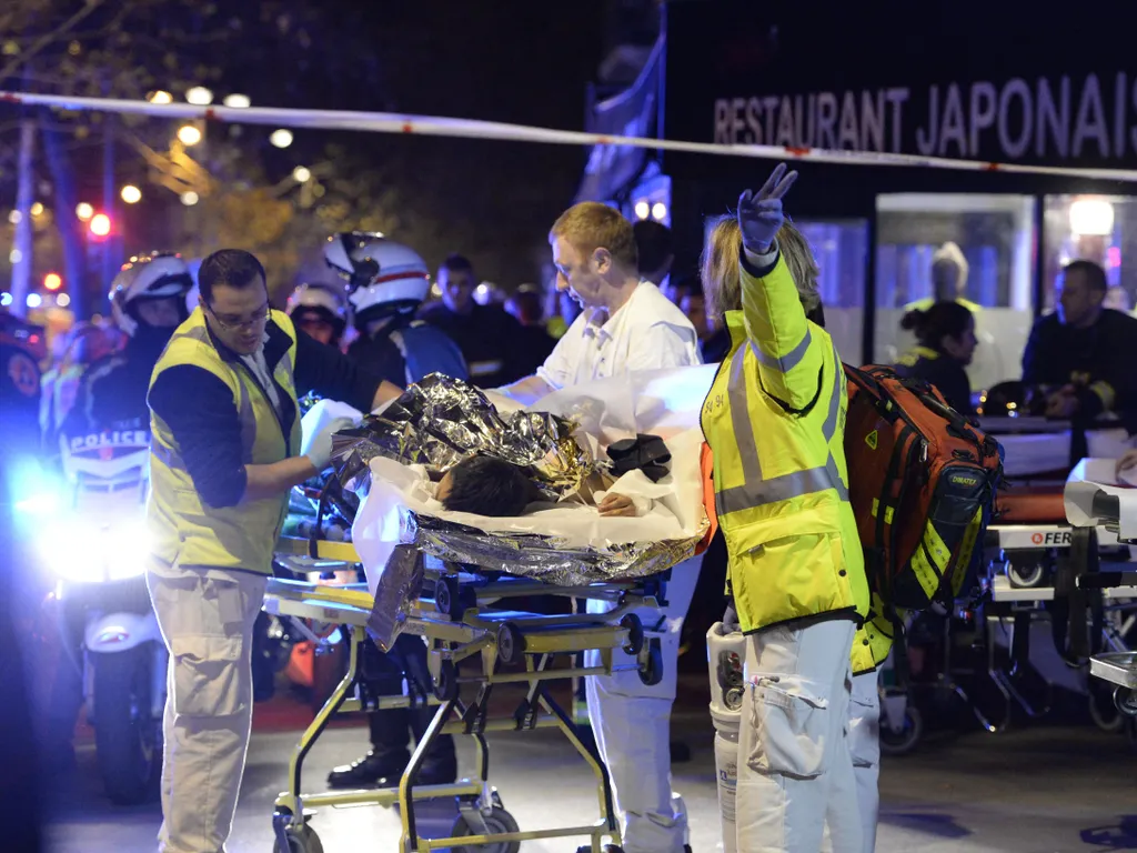 2015-öspárizsiterrortámadás, 2015-ös párizsi terrortámadás, Párizs, 2015, terrortámadás, 
Rescuers evacuate an injured person near the Bataclan concert hall in central Paris, early on November 14, 2015. At least 120 people were killed in a series of terro