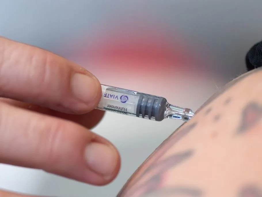 influenza 02 October 2025, Saxony, Dresden: A doctor holds a pre-filled syringe with an influenza vaccine during a press event at Dresden University Hospital for the 2025 flu season. Photo: Sebastian Kahnert/dpa (Photo by Sebastian Kahnert / dpa Picture-Alliance via AFP)