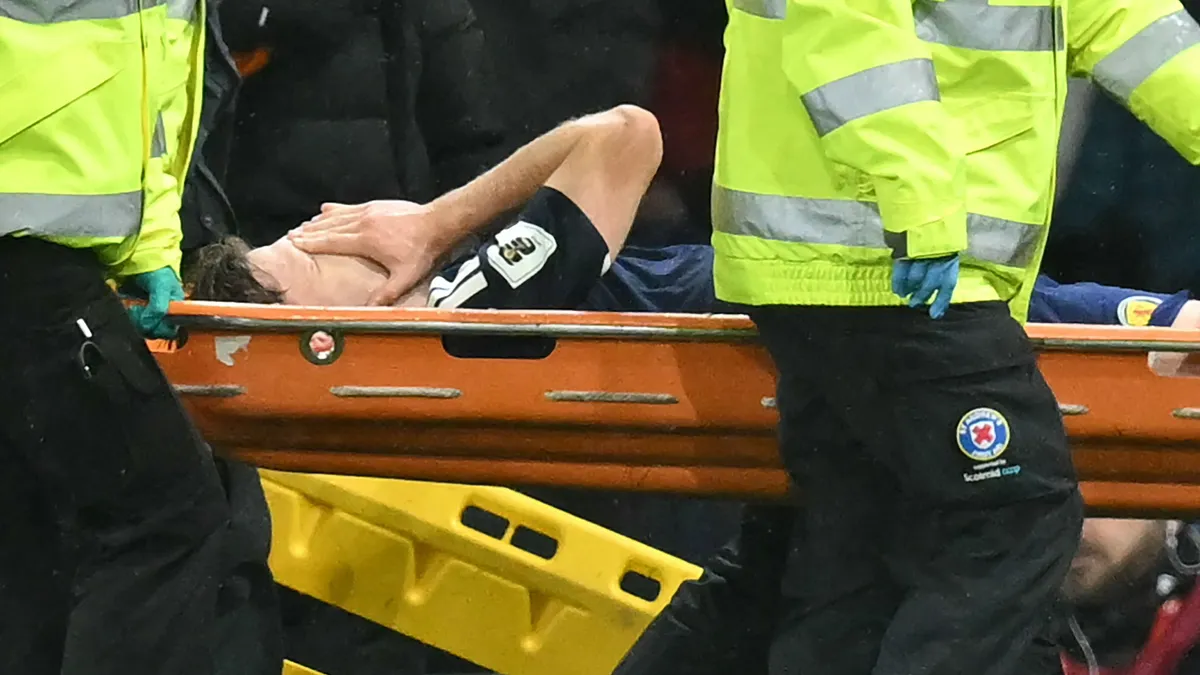 Eltorzult arccal rogyott a földre, könnyekben tört ki a hordágyon a PL-sztár