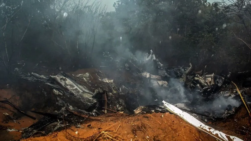 A kenyai baleset, The wreckage of a plane lies scattered at the crash site in Mwangoni village, Kwale County, on October 28, 2025. A small plane travelling from Kenya's coast crashed on October 28, 2025, killing all 11 people on board, most of them foreigners, the airline said.The small plane was en route to Kichwa Tembo -- an airstrip located in the Maasai Mara National Park -- from the tourist hotspot of Diani when it came down at around 5:30 am local time (0230 GMT). (Photo by Mwajabe Omar / AFP)