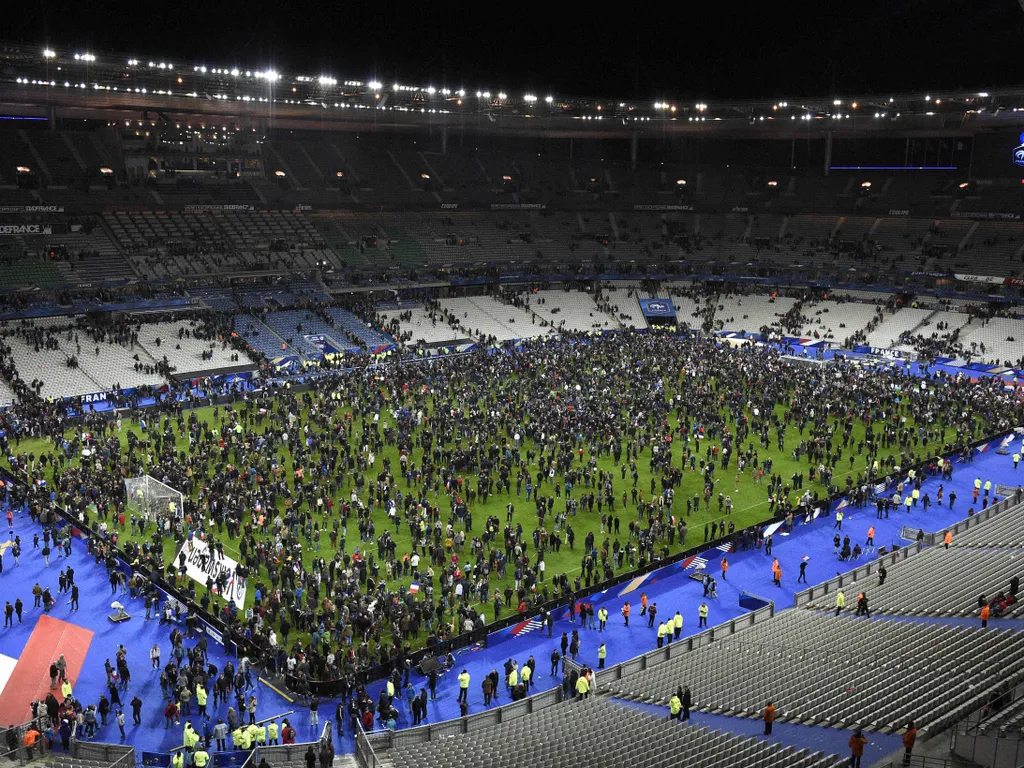 2015-öspárizsiterrortámadás, 2015-ös párizsi terrortámadás, Párizs, 2015, terrortámadás, 
Spectators gather on the pitch of the Stade de France stadium following the friendly football match between France and Germany in Saint-Denis, north of Paris, on Nov