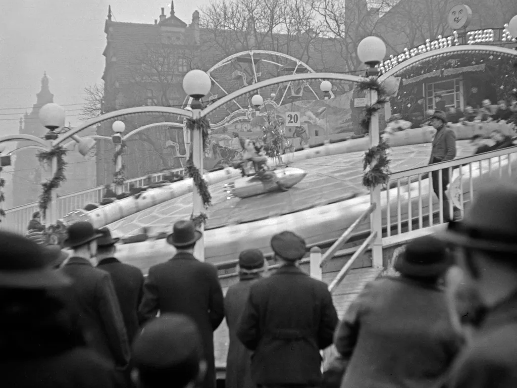 karácsonyivásár, karácsonyi vásár,
A music express at the christmas market, Germany 1930s. (Photo by Heinz Pollmann / United Archives/Pollmann / mauritius images via AFP)