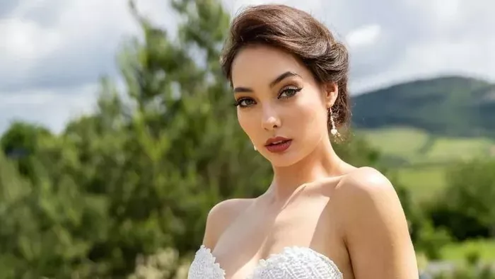 Upsz! Hunyadi Donatella mellei kis híján elszabadultak szexi minijéből