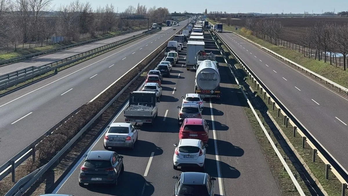 Baleset lassítja a forgalmat az M3-ason, ahol immár 10 kilométeres a torlódás