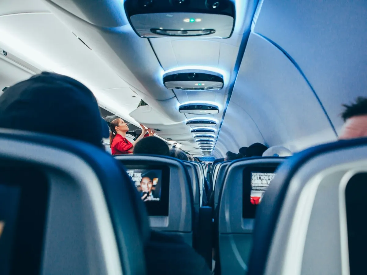 Az 56 éves légiutas-kísérő a Heathrow repülőtéren bukott le, miután 10-szeresen túllépte az alkoholhatárt szolgálat közben.