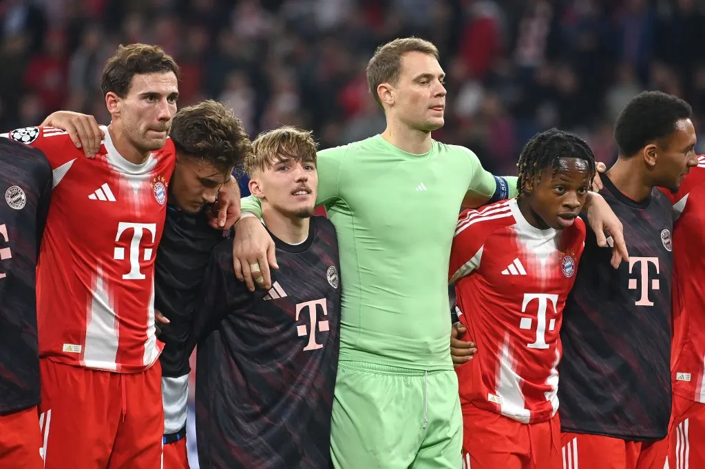 final jubilation from left: Leon GORETZKA (FC Bayern Munich), Tom BISCHOF (FC Bayern Munich), Lennart KARL (FC Bayern Munich), Manuel NEUER (goalkeeper FC Bayern Munich), Wisdom MIKE (FC Bayern Munich), Vincent MANUBA, Football Champions League, season 2025/26, league phase FC Bayern Munich - Club Bruegge 4-0, on October 22nd, 2025 ALLIANZARENA? (Photo by Frank Hoermann/SVEN SIMON / Sven Simon / dpa Picture-Alliance via AFP)