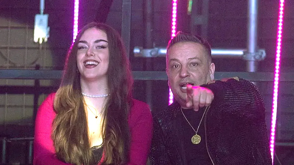 L.L. Junior és Frey Timi — a zenész biztonsági öv nélkül vezetett, miközben barátnője vidáman nevetett mellette.