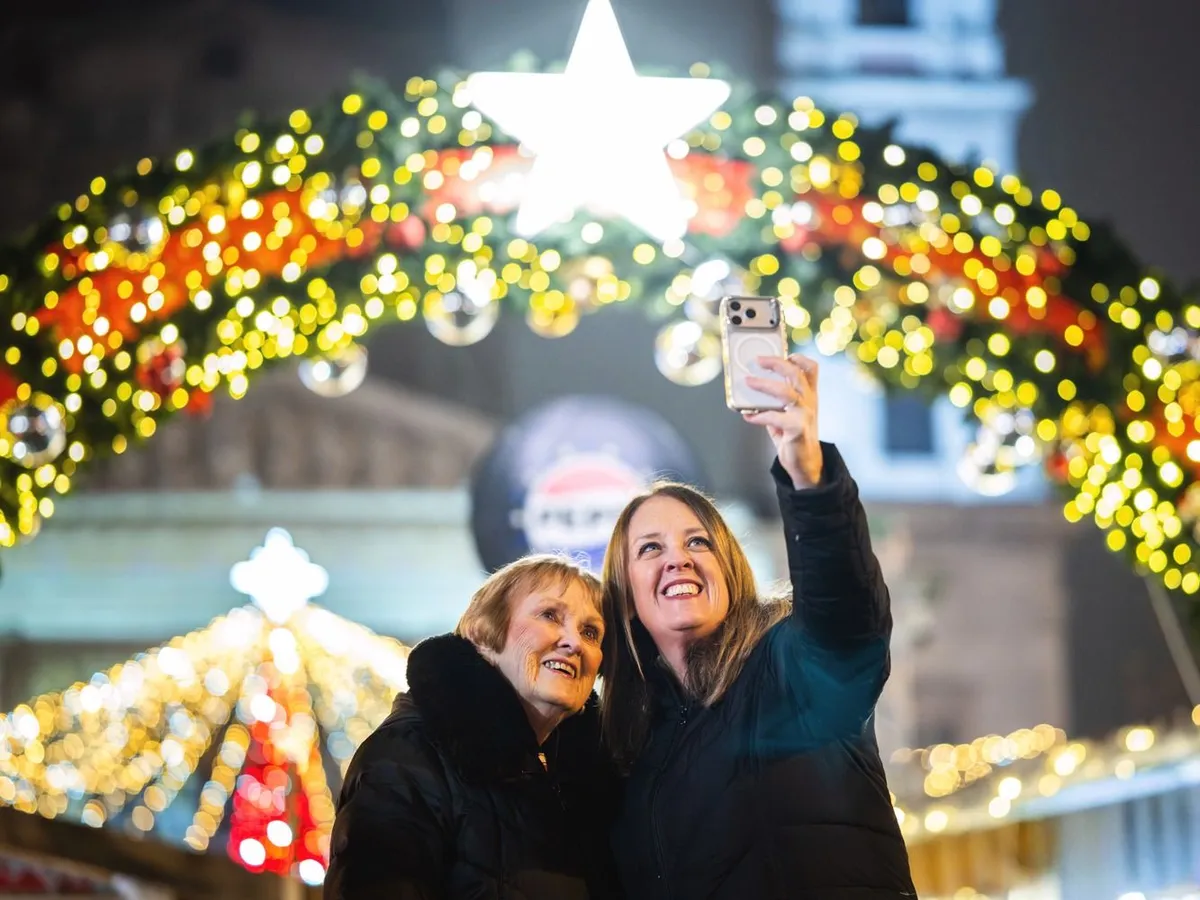 A karácsonyi vásárok közül az egyik legnagyobbat a Bazilika előtt, a Szent István téren szervezik évek óta