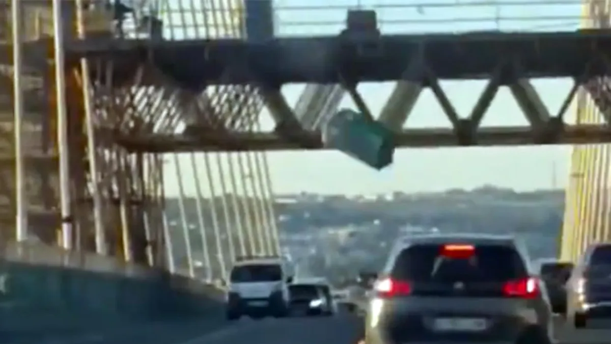 Valami lezuhant az égből, gusztustalan dolog terítette be az autókat - videó