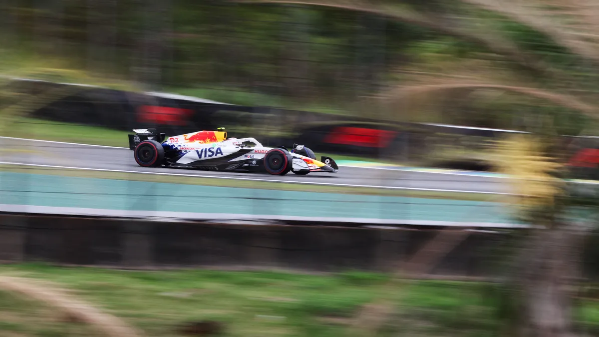 Megbüntették az F1-es pilótákat, Liam Lawson sem úszta meg