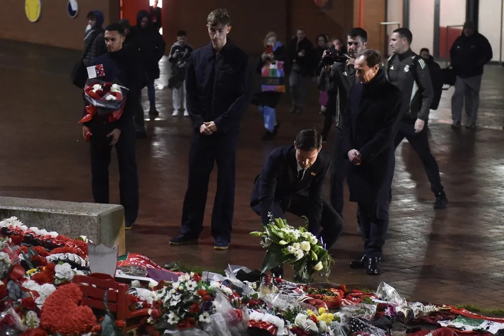 Real Madrid's Spanish coach Xabi Alonso (2R) lays a wreath as Real Madrid's English defender #12 Trent Alexander-Arnold (L) and Real Madrid's Spanish defender #24 Dean Huijsen (2L) and Real Madrid's chairman Emilio Butragueno (R) look on in memory of Liverpool's late Portugese striker Diogo Jota after a press conference at Anfield Stadium in Liverpool in north-west England, on November 3, 2025, on the eve of Real Madrid's UEFA Champions League league phase football match against Liverpool. (Photo by PETER POWELL / AFP)