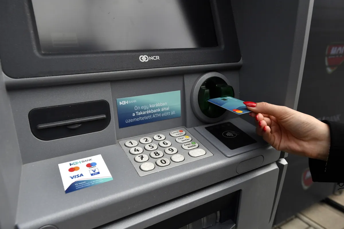 Pusztító robbanás és feszítővassal támadják az automatákat