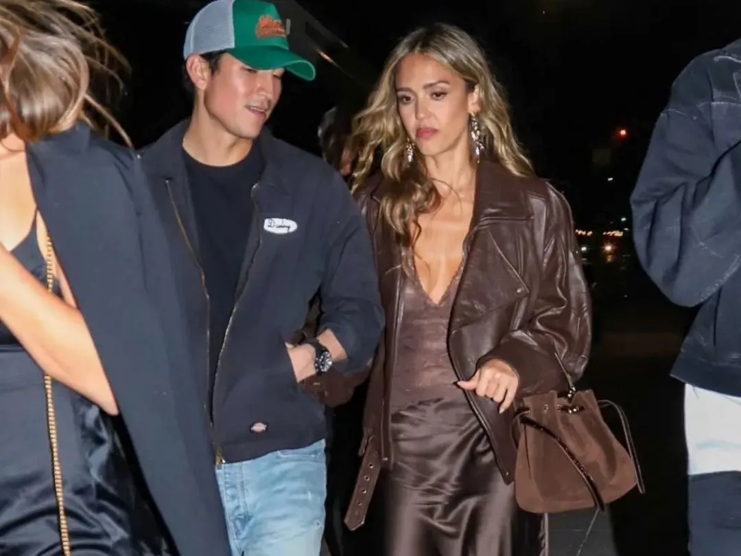 A 44 éves Jessica Alba és a 33 éves Danny Ramirez először mutatkoztak együtt a Baby2Baby gálán – az Instagram imádja az új álompárt.