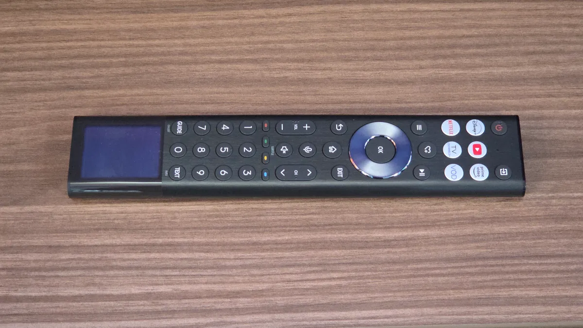 A távvezérlő napelemmel tölti magát