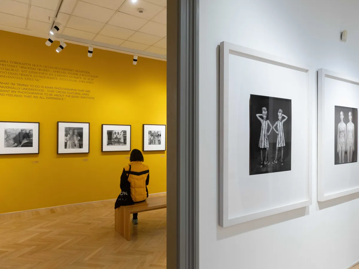 Budapest, 2025. október 16.
Érdeklődő a Mary Ellen Mark amerikai dokumentarista fotográfus (1940-2015) több évtizedes munkásságát bemutató Női sorsok című kiállításon a Magyar Fotográfusok Háza - Mai Manó Házban a megnyitó napján, 2025. október 16-án.
MTI/Kocsis Zoltán