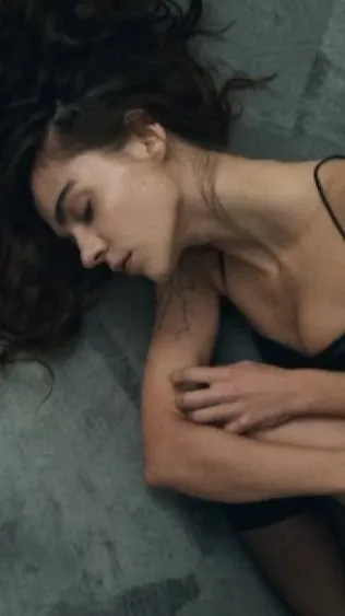 Finom vonásaival és érzéki vonalaival csábít, mint az a bizonyos tiltott gyümölcs – Ana Vavx fotói különlegesek