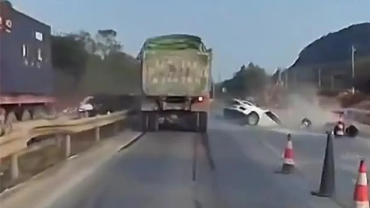 Ész nélkül próbált sávot váltani az útépítésnél, durván elintézte magát – videó