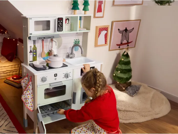 A Lidl-ben kapható Lupilu fa játékkonyha, a karácsonyi slágertermék, fény- és hanghatásokkal.