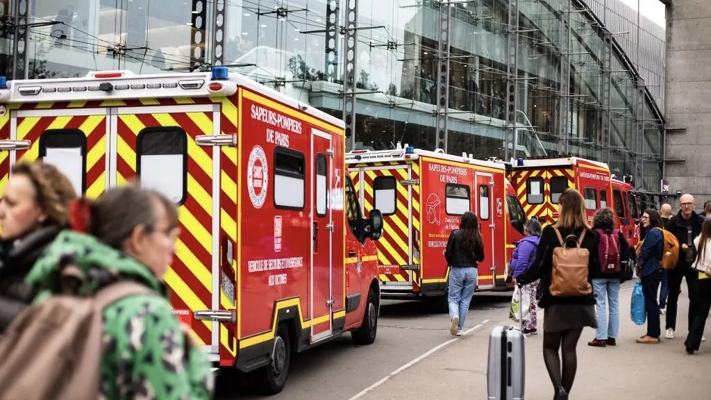 késes támadás - Three ambulances from the Paris fire brigade in front of the Montparnasse train station in Paris in France on November 14, 2025. A man was neutralized by police at Gare Montparnasse. (Photo by Daniel Perron / Hans Lucas via AFP)