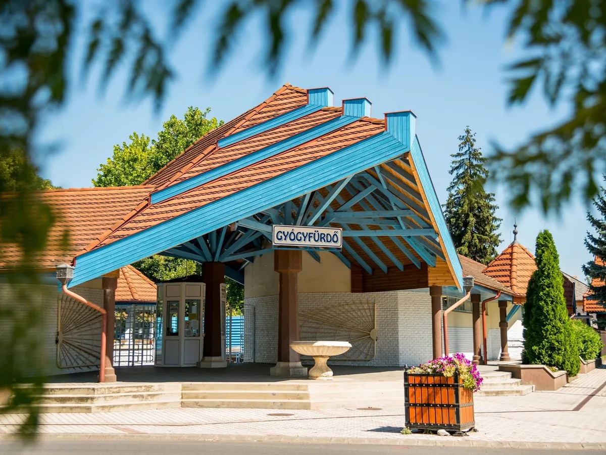 A Nádudvari Gyógyfürdőben 1500 forintért fürödhetünk a téli szezonban, 3000 forintért pedig szaunázhatunk is. Fotó: Facebook/Nádudvari Gyógyfürdő/Porcio Norbert