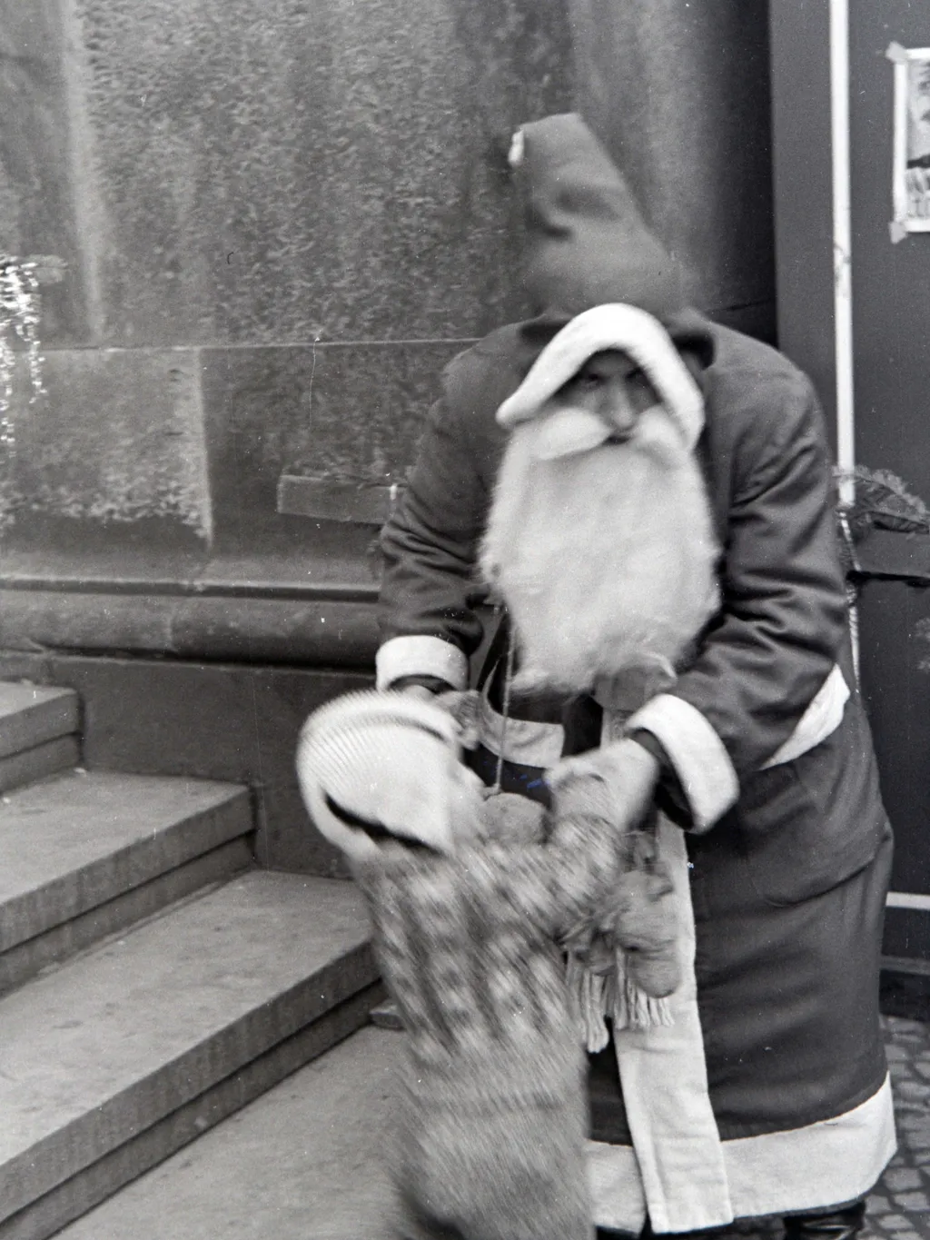 karácsonyivásár, karácsonyi vásár,
Santa Claus on the Christmas market, Germany 1930s. (Photo by Nolte / United Archives/Nolte / mauritius images via AFP)