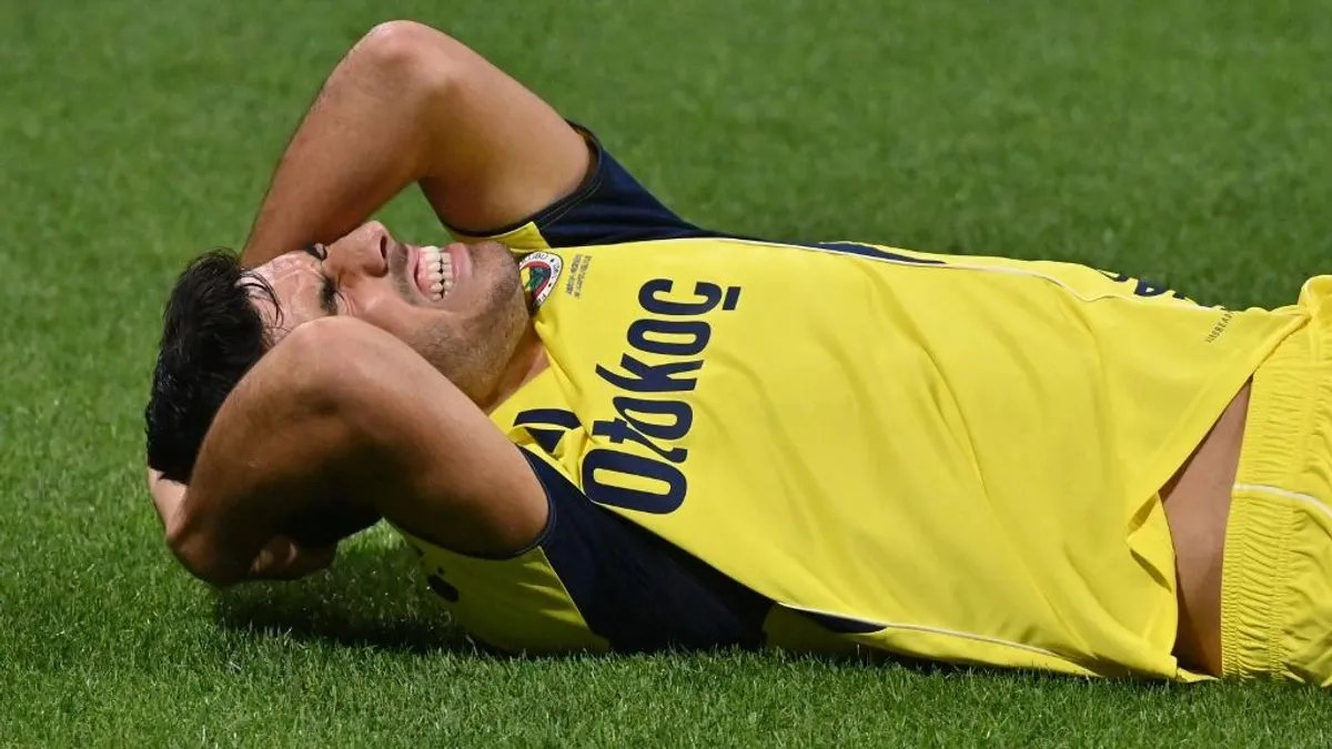 Botrány Isztambulban: brutálisan megdobálták a földön fekvő sztárfocistát – videó