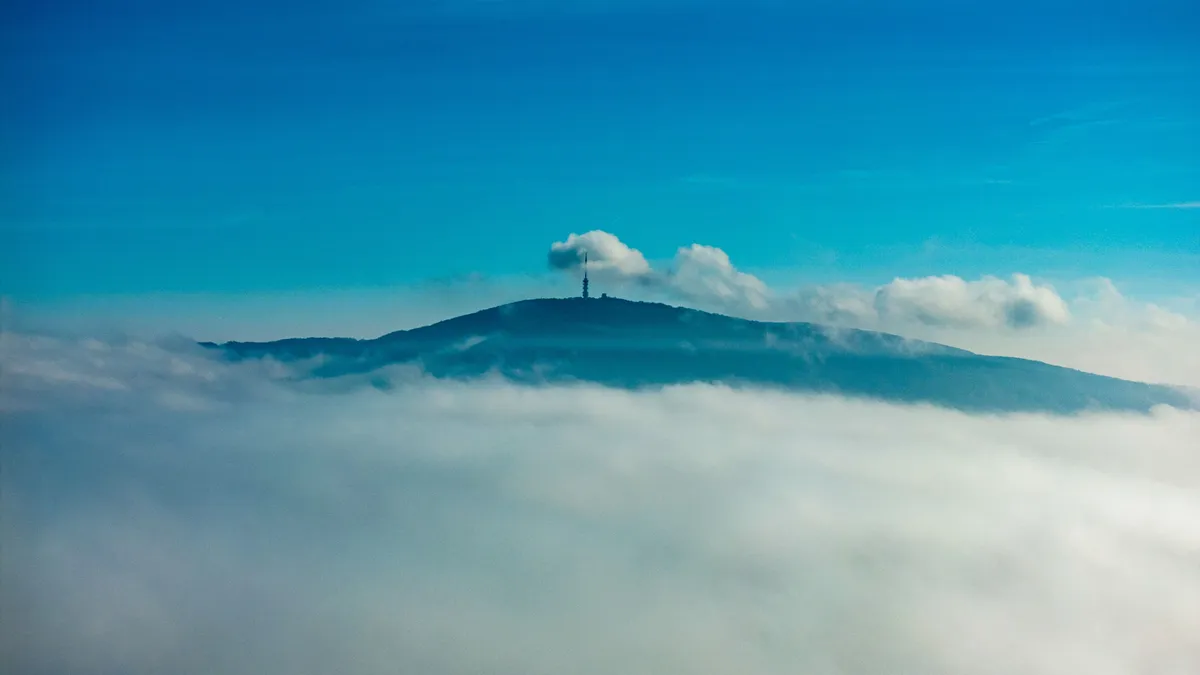 első hó, Galyatető, 2025. november 14.A drónnal készült képen a köddel körülvett Kékestető látszik 2025. november 14-én. A Kárpát-medencében a téli félévben fellépő tipikus időjárási jelenség az úgynevezett hidegpárna, amikor a medence alján több napon keresztül rétegfelhőzet, hideg, párás, ködös idő alakul ki. Ilyenkor a felhőzet fölé nyúló hegycsúcsokon derült, napos, a lentinél melegebb idő van.MTI/Komka Péter
