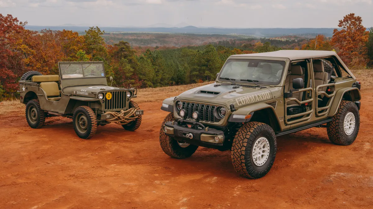Egy Willys dzsip és a Jeep Wrangler Commando egymás mellett.