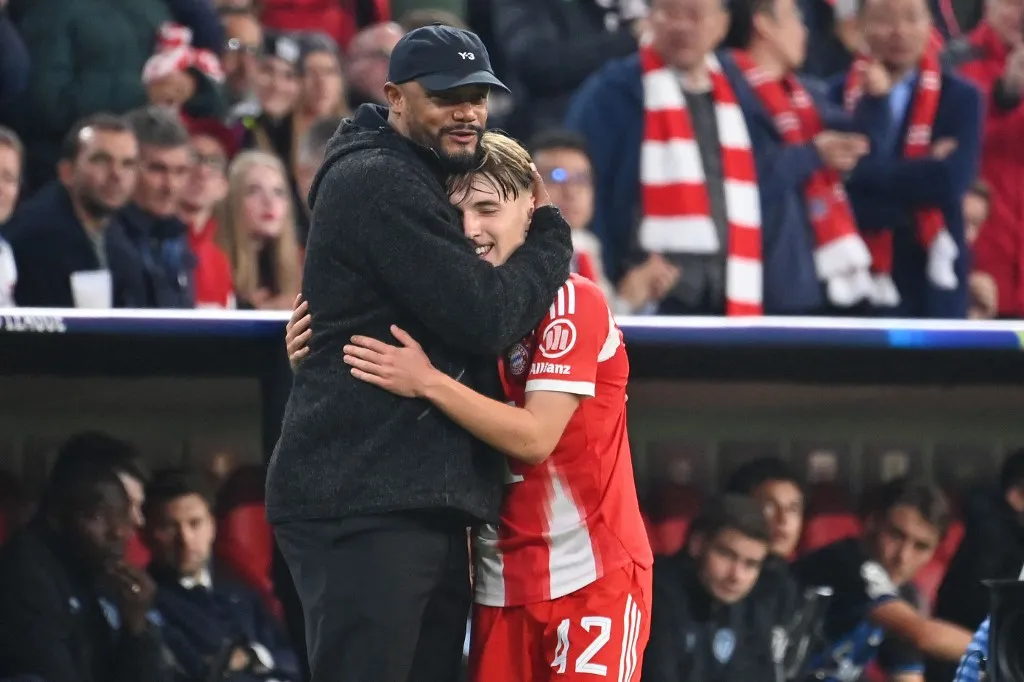 Coach Vincent KOMPANY (FC Bayern Munich) with Lennart KARL (FC Bayern Munich) after substitution. Football Champions League, 2025/26 season, league phase, FC Bayern Munich - Club Bruegge 4-0, on October 22, 2025, ALLIANZARENA? (Photo by Frank Hoermann/SVEN SIMON / Sven Simon / dpa Picture-Alliance via AFP)