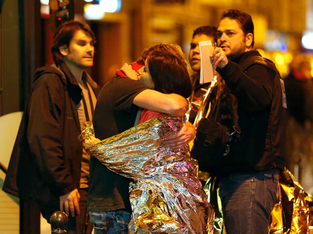 2015-öspárizsiterrortámadás, 2015-ös párizsi terrortámadás, Párizs, 2015, terrortámadás, 
People hug each other before being evacuated by bus, near the Bataclan concert hall in central Paris, on November 14, 2015. More than 100 people were killed in a mas