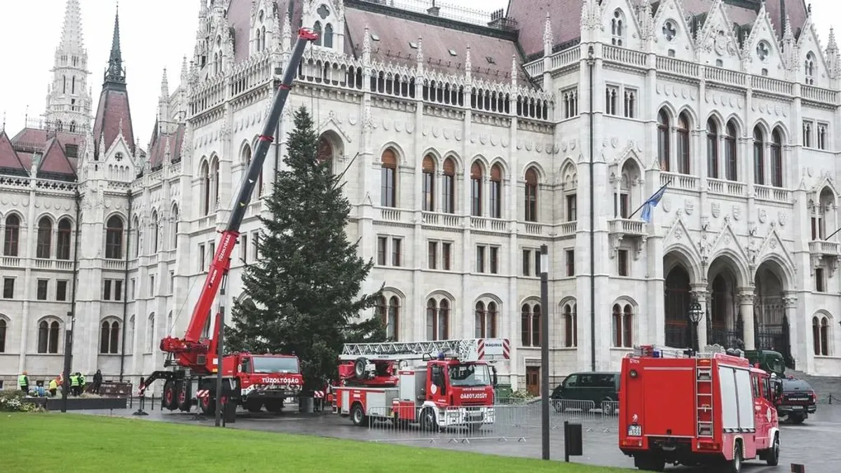 Ekkor érkezik az ország karácsonyfája az Országház elé