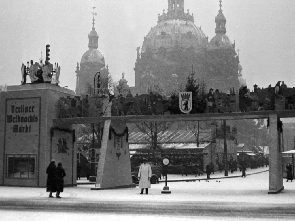 karácsonyivásár, karácsonyi vásár,
Entrance to the Berlin christmas market with cathedral in the background in the snow, Germany 1930s. (Photo by Heinz Pollmann / United Archives/Pollmann / mauritius images via AFP)