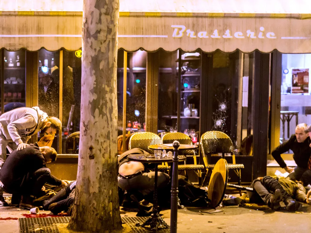 2015-öspárizsiterrortámadás, 2015-ös párizsi terrortámadás, Párizs, 2015, terrortámadás, 
People lie on the pavement at the terrace of the cafe "A la Bonne Biere" in Paris, on November 13, 2015, following a series of coordinated attacks in and around Pari