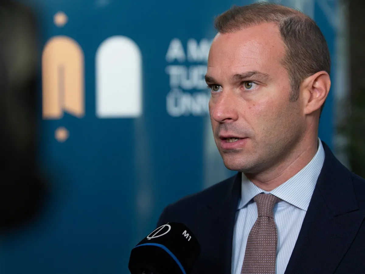 Budapest, 2024. november 5.
Hollik István, a KDNP országgyűlési képviselője nyilatkozik a Magyar Tudományos Akadémia a Magyar Tudomány Ünnepe alkalmából rendezett konferenciája után a sajtó munkatársainak az MTA Humán Tudományok Kutatóházában 2024. november 5-én. Hollik István szerint ugyanúgy, ahogy az internet megváltoztatta a gazdaság szerkezetét és az emberi együttélés szabályait és szokásait, a mesterséges intelligencia is hasonlóan radikális változást fog hozni a mindennapi életbe.
MTI/Kocsis Zoltán