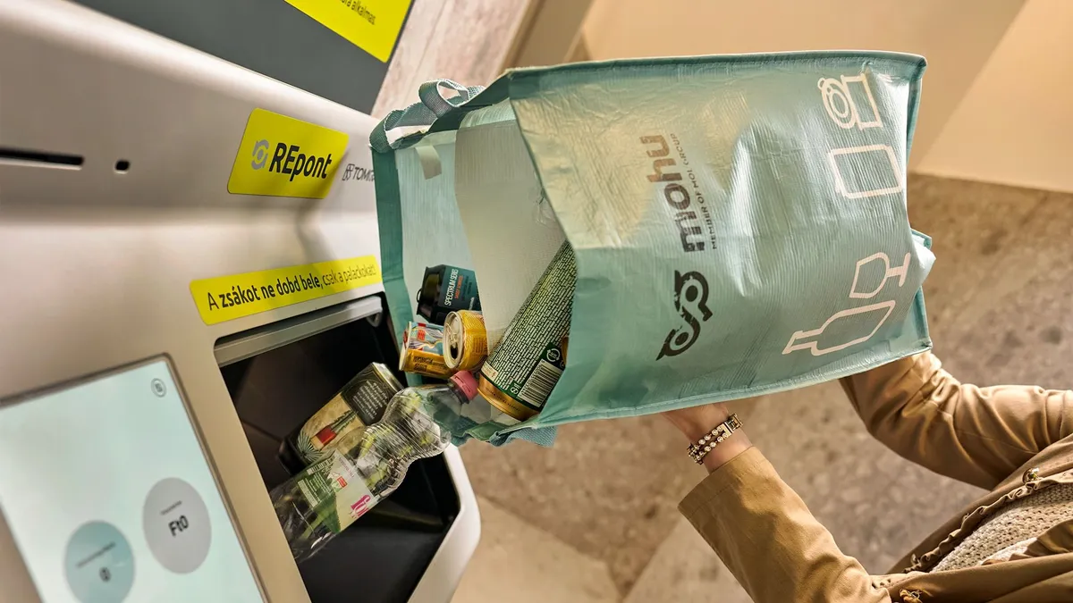 A MOHU REpont ömletesztett automatája egy III. kerületi Príma üzletnél használat közben