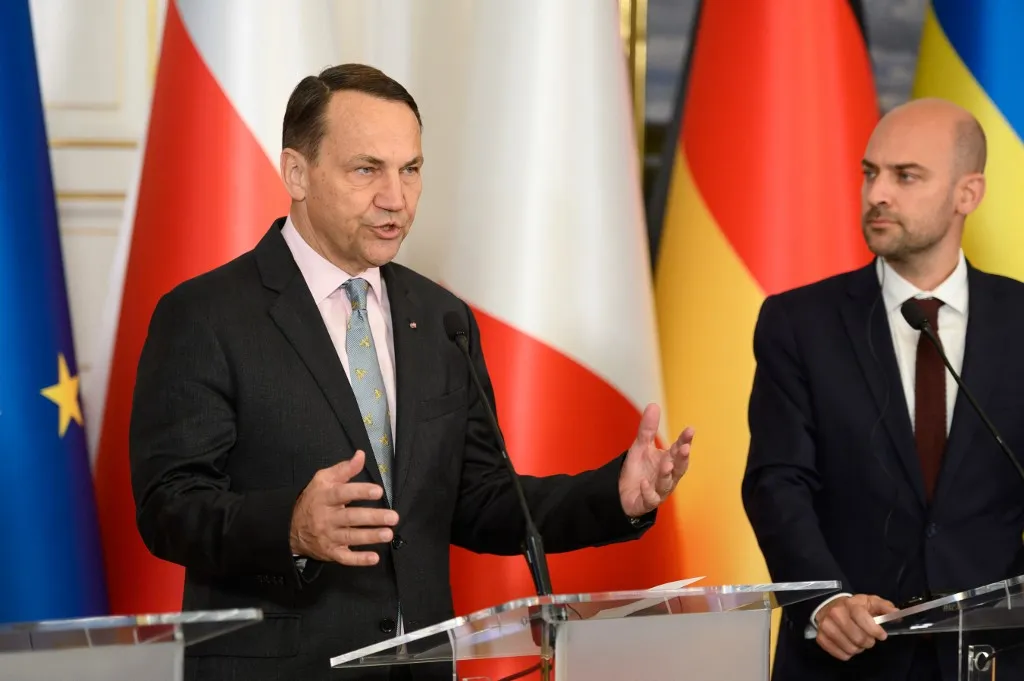 Radoslaw Sikorski, lengyel külügyminiszter szerint a háború arra kényszeríti az országokat, hogy döntsenek: fegyverekre vagy az emberek jólétére fordítják a pénzt